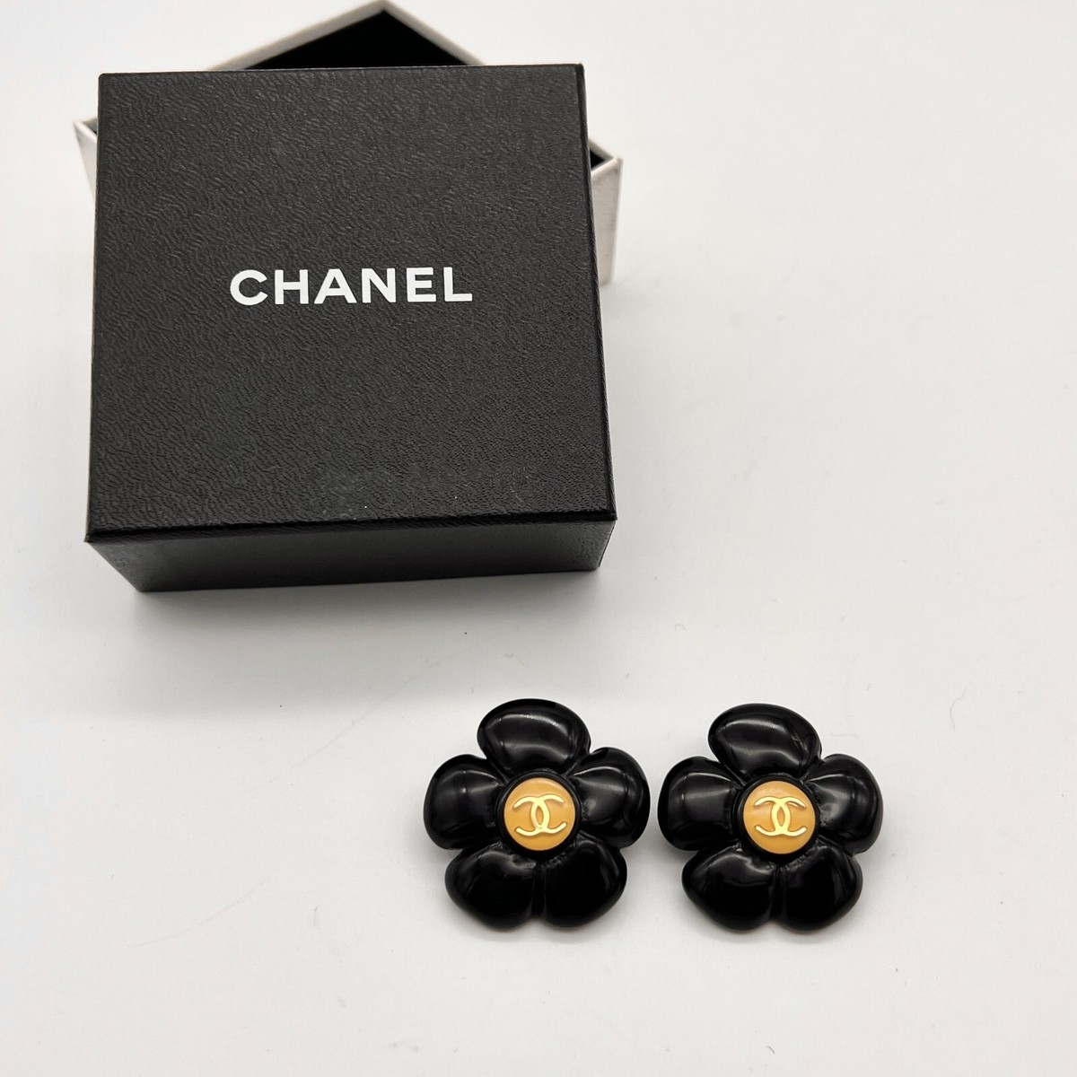 【CHANEL】vintage chanel flower earrings earclip★イヤリング RAREAuth CHANEL Camellia Flower Motif CC LOGOS Earrings Clip