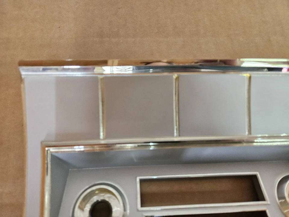 Bisel de radio AM/FM Dodge Coronet 440/500 1965 Mopar NOS 2497649 Foto 4 de 4