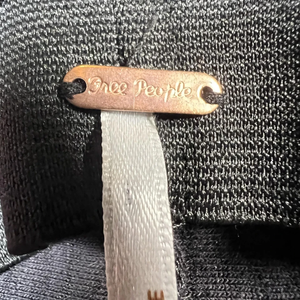 Pantalones Free People para mujer pequeños de terciopelo negro plisados acampanados acanalados Foto 3 de 4