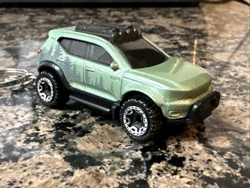 Hot Wheels Volvo XC40 Ricarica Verde Chiaro Borchie Fango 2023 Portachiavi Personalizzato LOOSE - Foto 1 di 6
