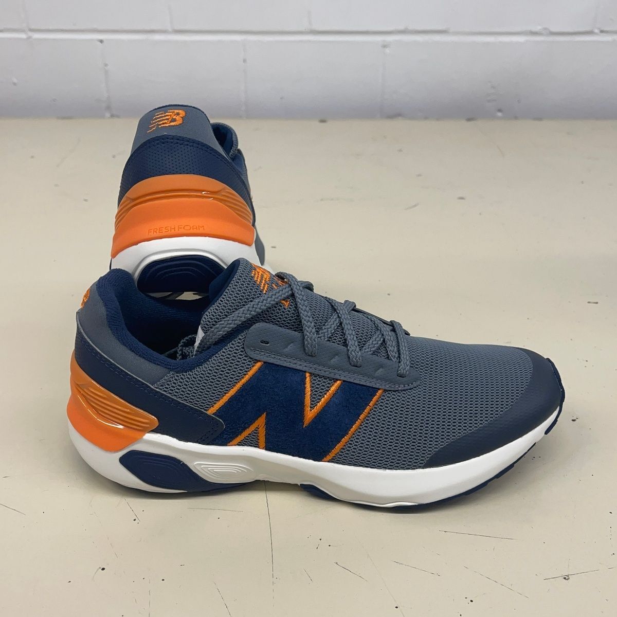 靴 New Balance Fresh Foam UA710 New Balance Fresh Foam UA710 Black / White - Jun 2025