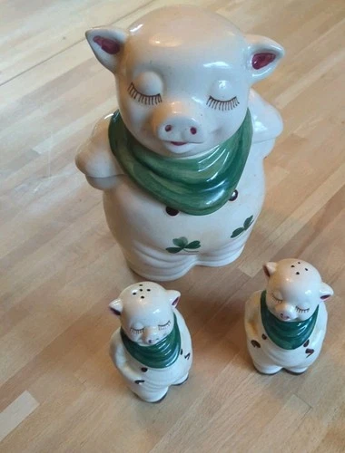 VTG MCM 1940s SHAWNEE POTTERY SMILEY Pig Shamrock Cookie Jar 11” Salt & Pepper 3
