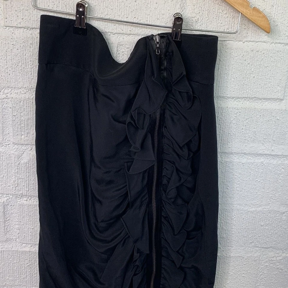 Falda Negra con Volantes Cremallera Frontal de Seda Colección Magaschoni Talla 8 Foto 3 de 4