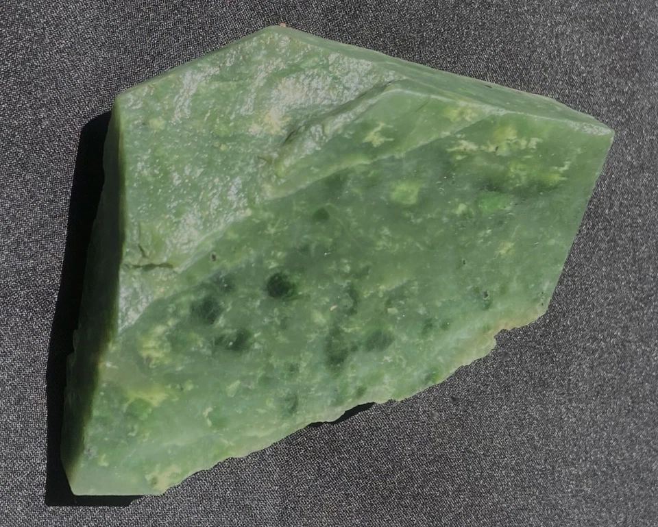 YUKON SNOW JADE  (NEPHRITE) THICK END SLAB 90 GRAMS - 3.2 OZ or 450 CT's CANADA - Image 3 of 4