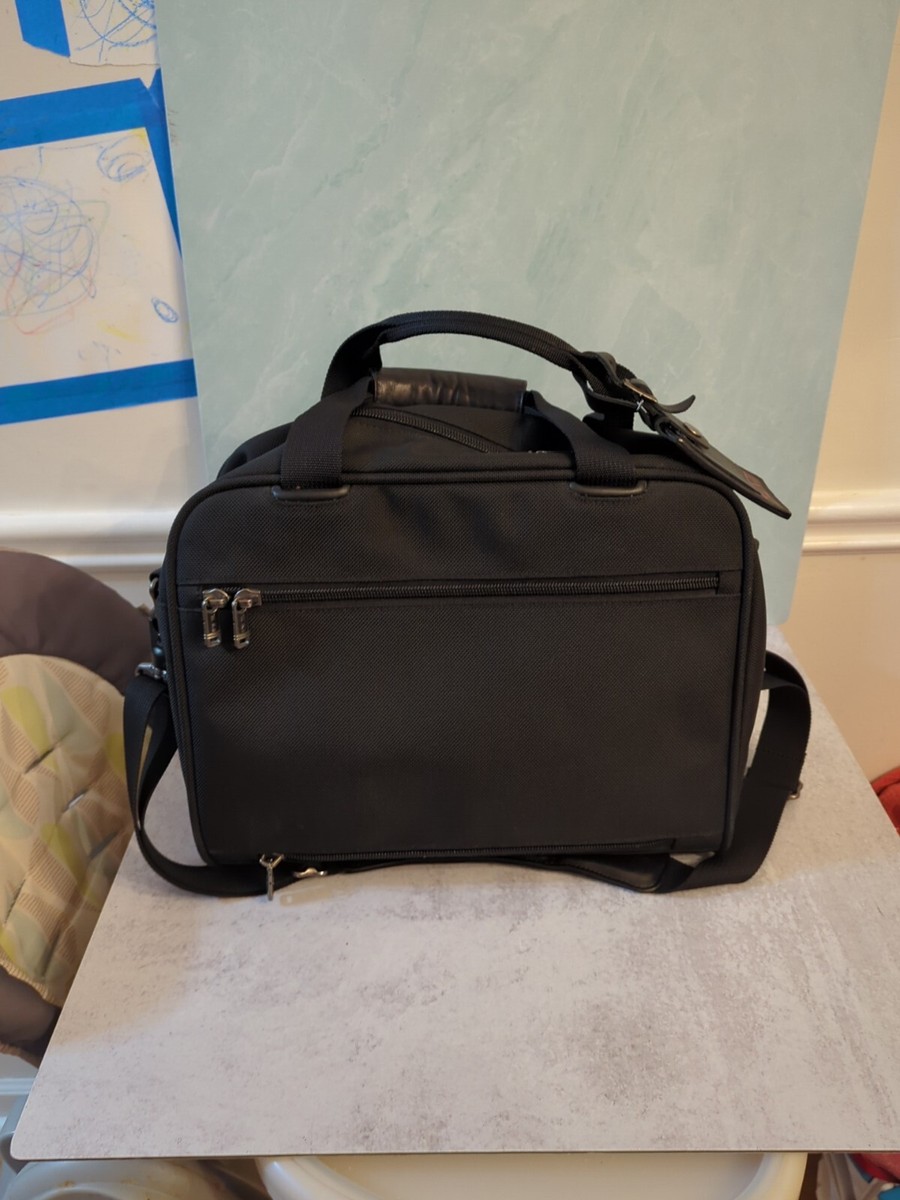 TUMI Black Travel Accessory Bag Carry-On Shoulder/Crossbody TUMI Black Travel Accessory Bag Carry-On Shoulder/Crossbody