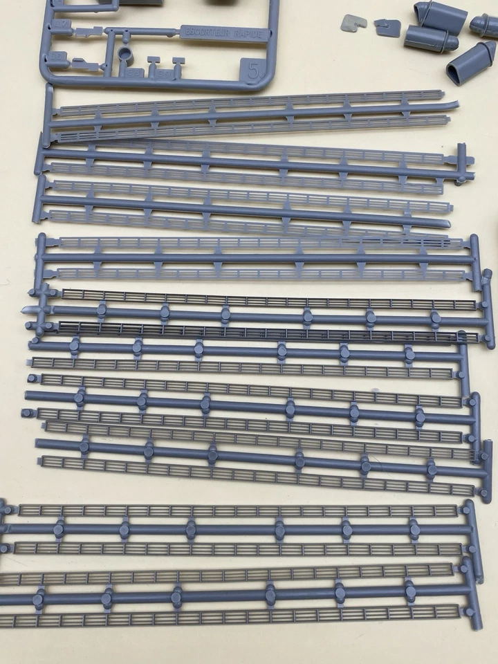 Lot de pièces maquettes 1/400 Heller: Picard,Gascon,Champenois,bordelais,Bourg.. - Photo 4/4