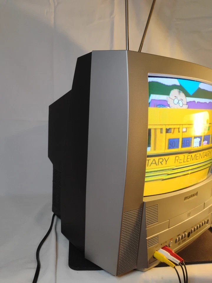 🔥2005 13" Sylvania CRT Gaming Kitchen TV DVD Combo 6513DF Remote Aux CLEAN - Image 2 of 4