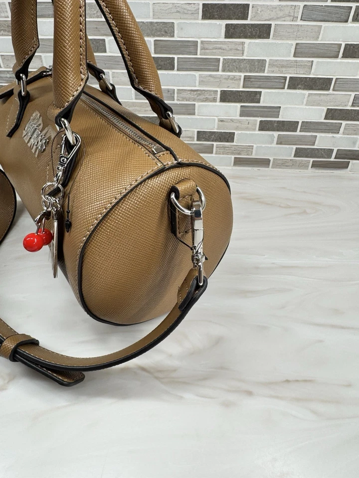 BOLSO BANDOLERA/BOLSO DE HOMBRO GUESS SILLÍN BRONCEADO BARRIL BRAZO CEREZA Foto 4 de 4