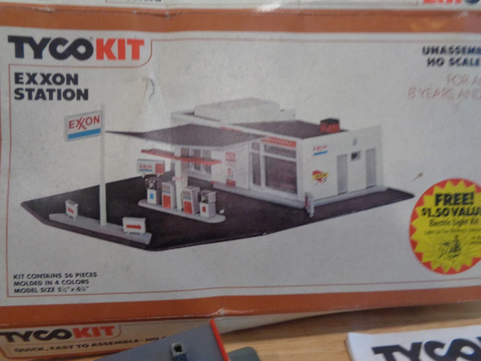 1980'S TYCO #7757B HO Scale EXXON GAS STATION BUILT UP WITH ORIGINAL BOX - Image 2 of 4