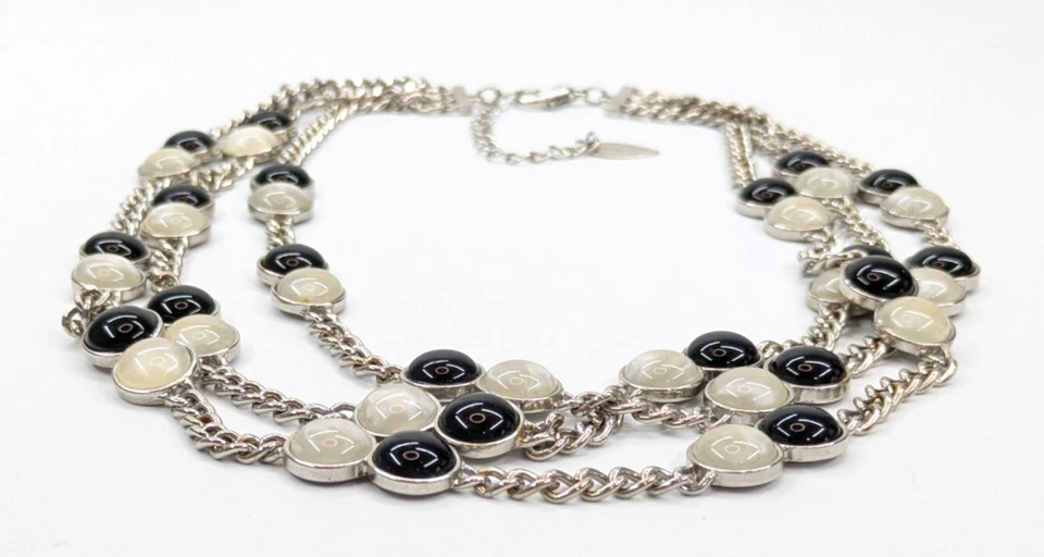 Collar ajustable Cold Water Creek remolino blanco y acrílico negro multihilo Foto 3 de 4