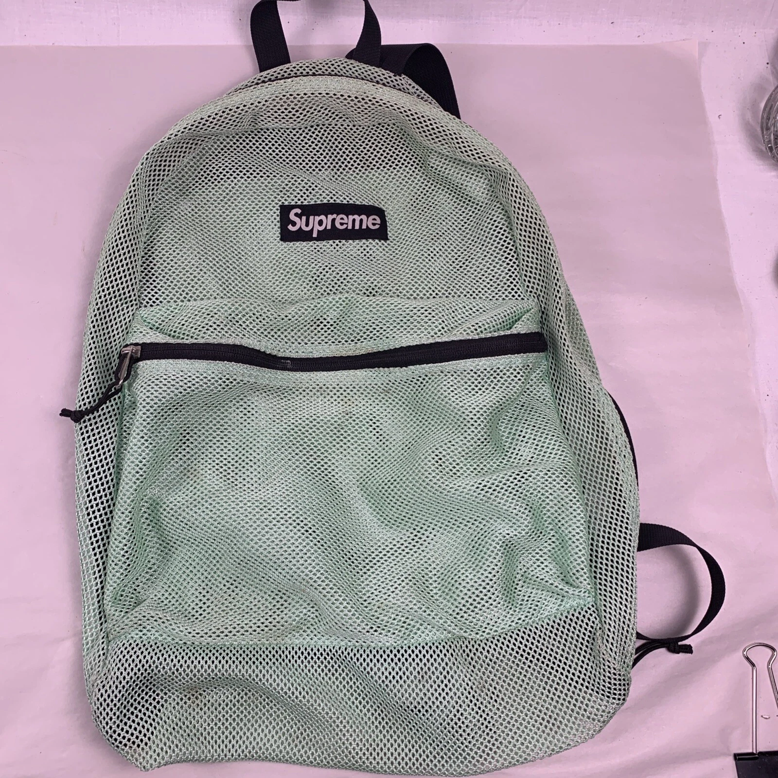 Sac à dos en maille vert clair Supreme. 19” X 12” X 5”