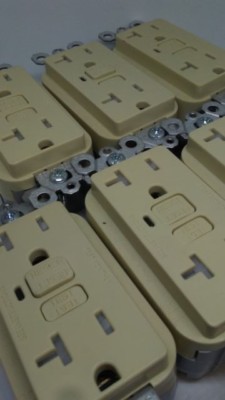 LOT OF 10 Pass Seymour PT2095TRI Tamper Resistant Plugtail IVORY FREE SHIPPING c