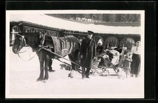 Pferdeschlitten mit kleinen Fahrgästen vor einem Haus, Ansichtskarte 
