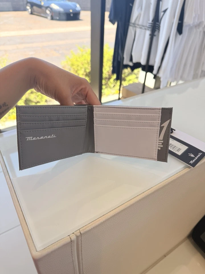 玛莎拉蒂灰色防水钱包 — 第 2/2 张图片