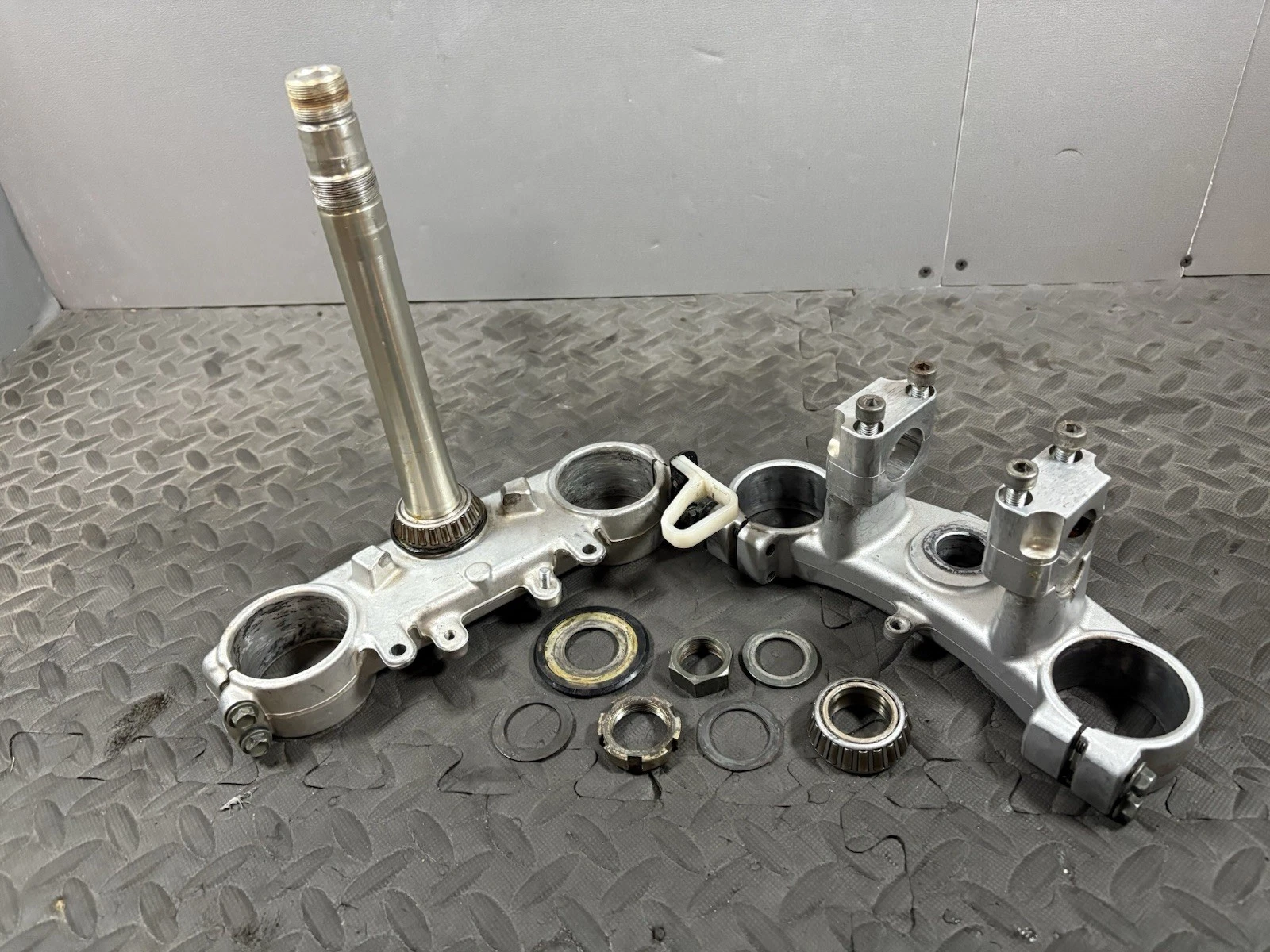 2002 99-03 YZ125 YZ250 OEM STEERING STEM CLAMP TRIPLE TREE FORK 5DH-23340-M0-00