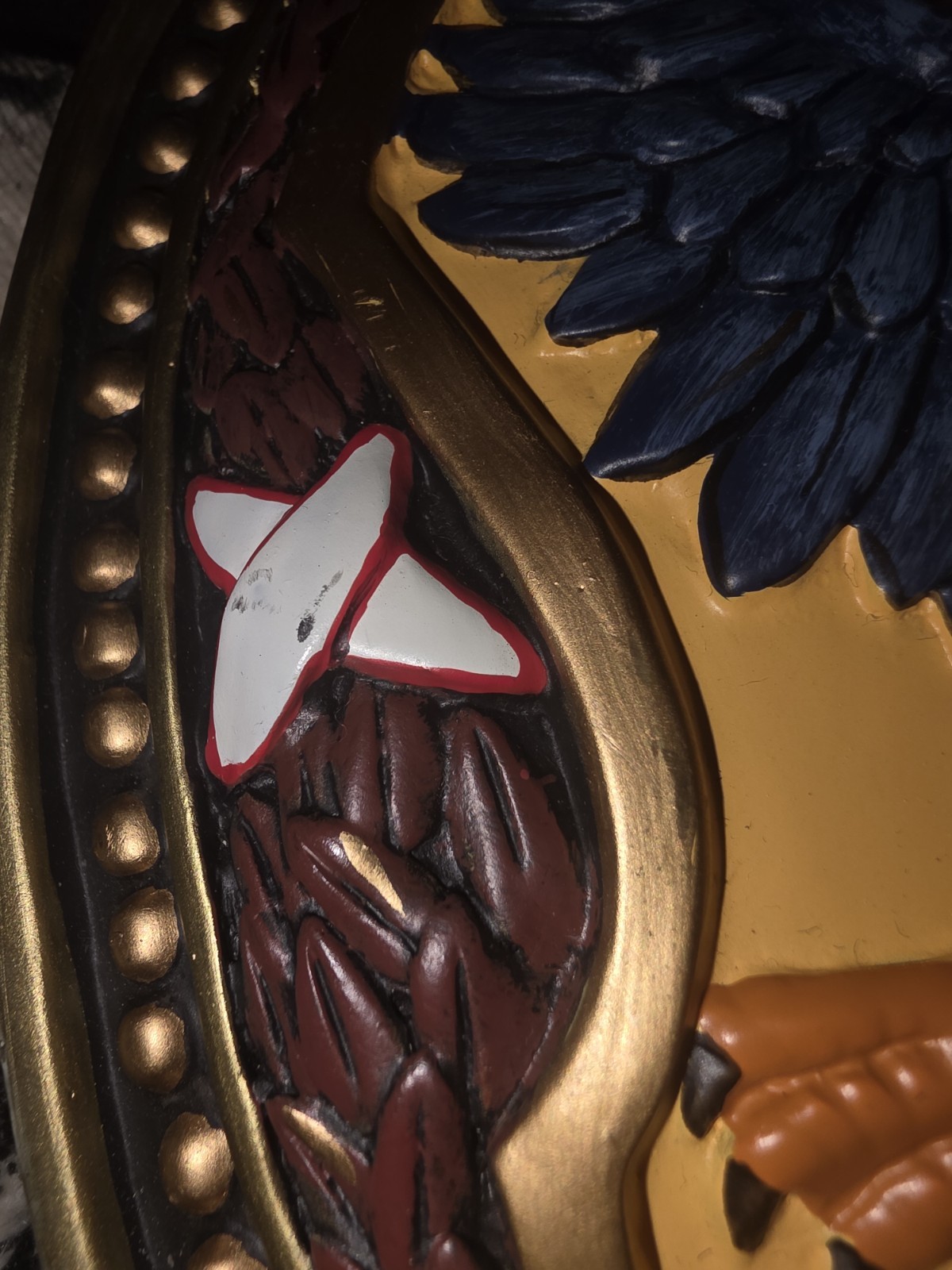 DIAMOND CROWN MAXIMUS RESIN WALL PLAQUE PLUS A CIGAR CASE CONTAINING CIGARS 