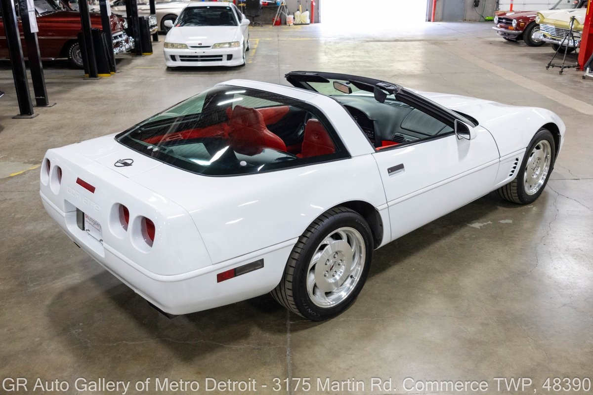 1995 White Chevrolet Corvette   | C4 Corvette Photo 8