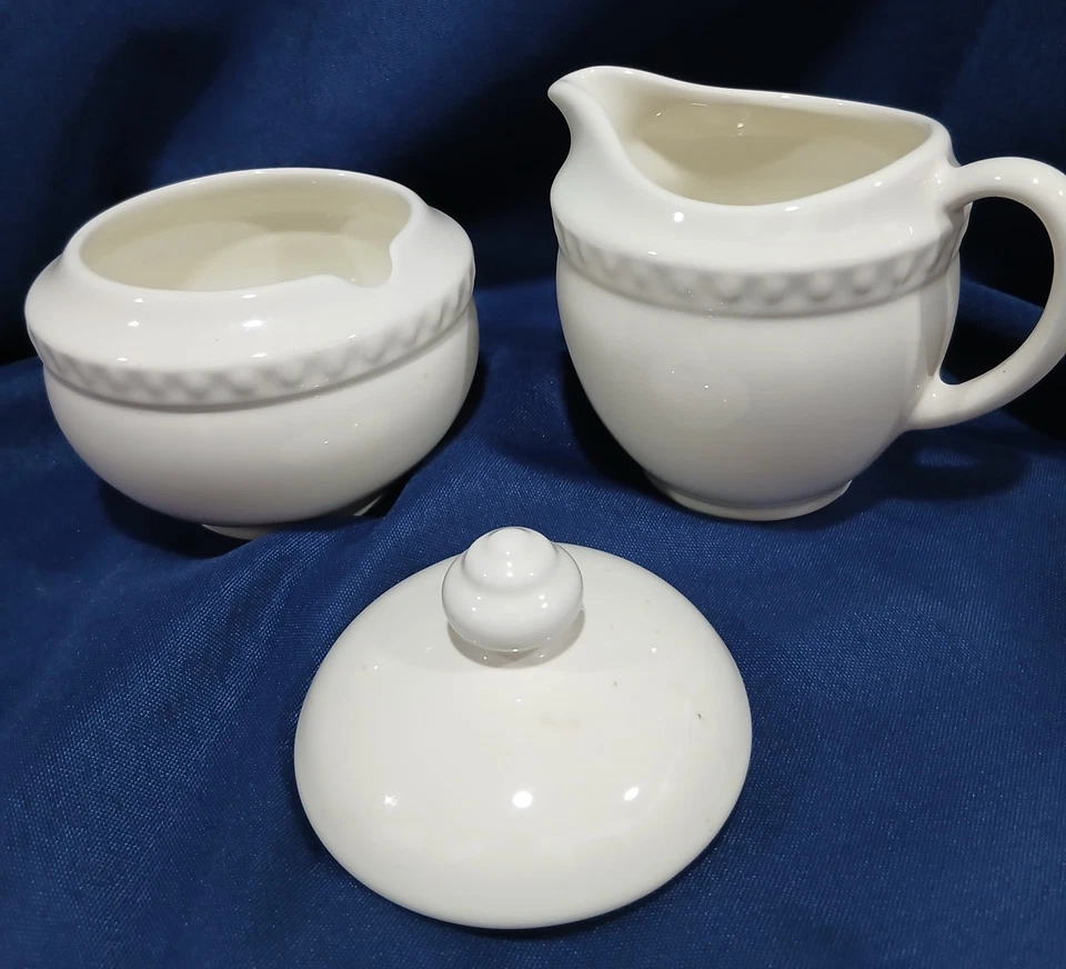 Hermosa crema y azucarero de color cremoso con tapa Foto 2 de 4