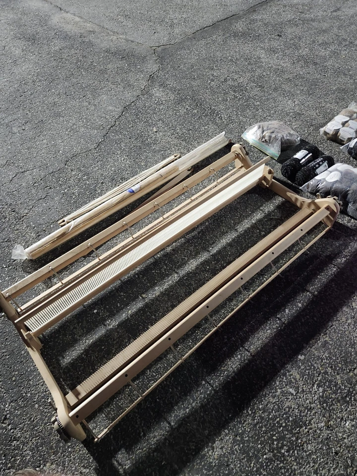 Telar de seto rígido Ashford con hilo Foto 3 de 4