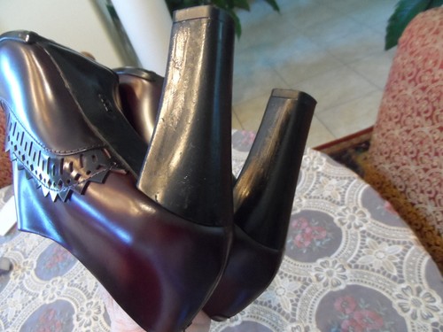 Tod's Burgundy Calf Leather Ankle Booties w/Perforation Detail Size 38.5B - Picture 15 of 21