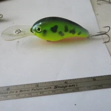 FISHING  LURE  UNKNOWN  4" OVERALL   MINNOW   GREEN & YELLOW