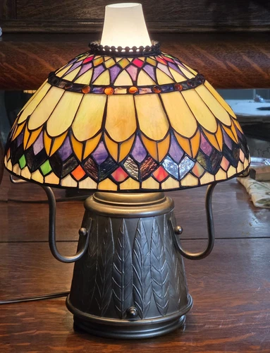 Vintage Quoizel  2 Light Table Lamp w/Tiffany Style Stained Glass Lamp Shade