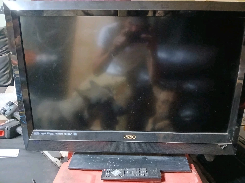 32' Vizio Flat Screen With Remote - Image 3 of 4