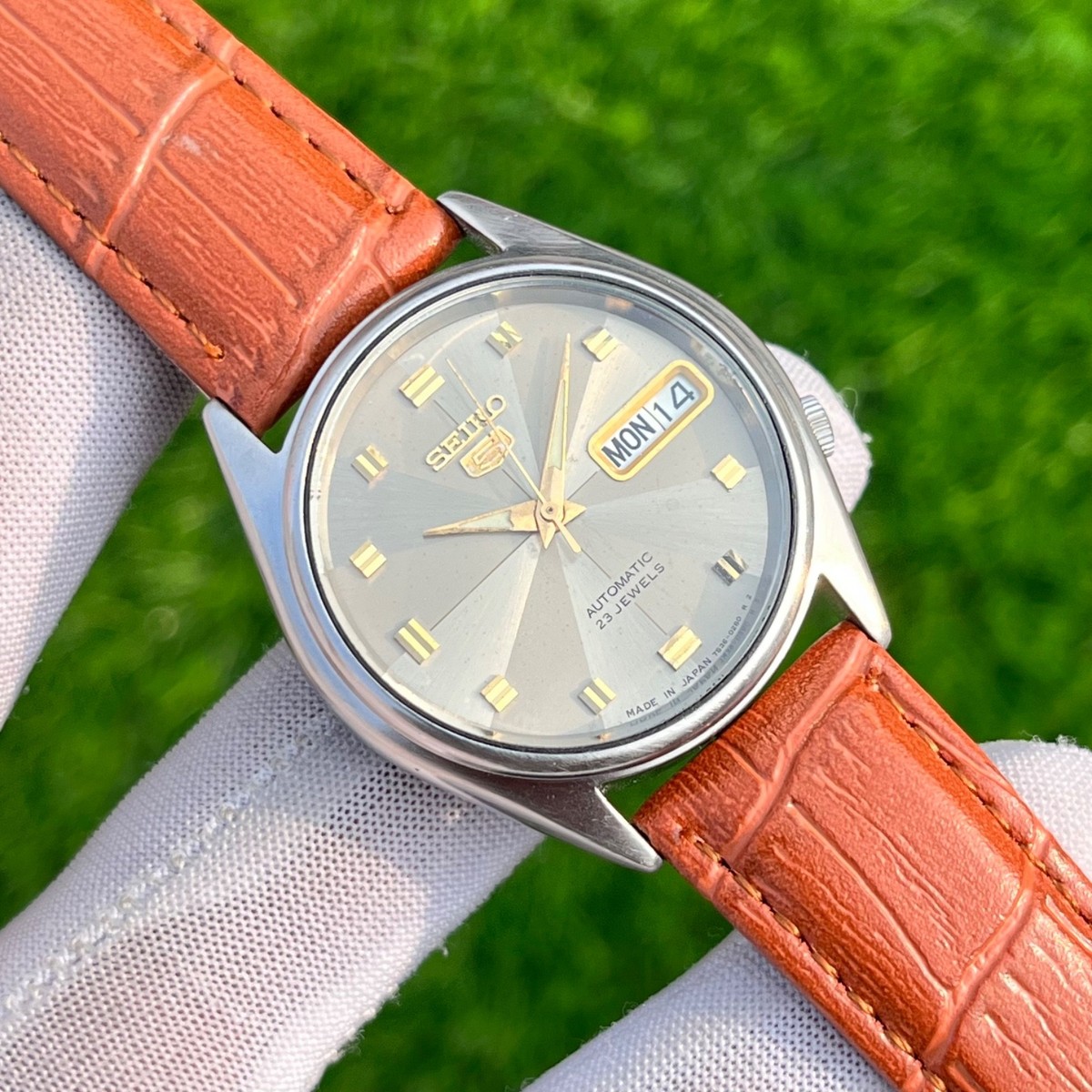 Vintage Seiko 5 Sunburst Pattern Dial 23J Automatic Japan Men's