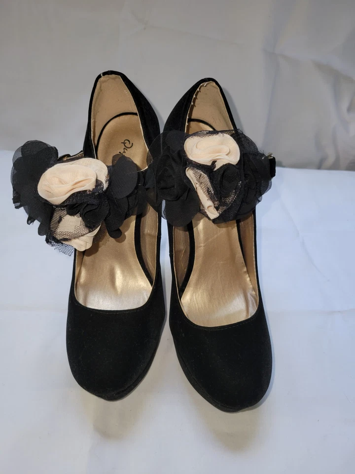 Qupid 圆头 5.5 英寸脚踝带带花卉装饰,黑色人造麂皮绒。 8米 — 第 2/4 张图片