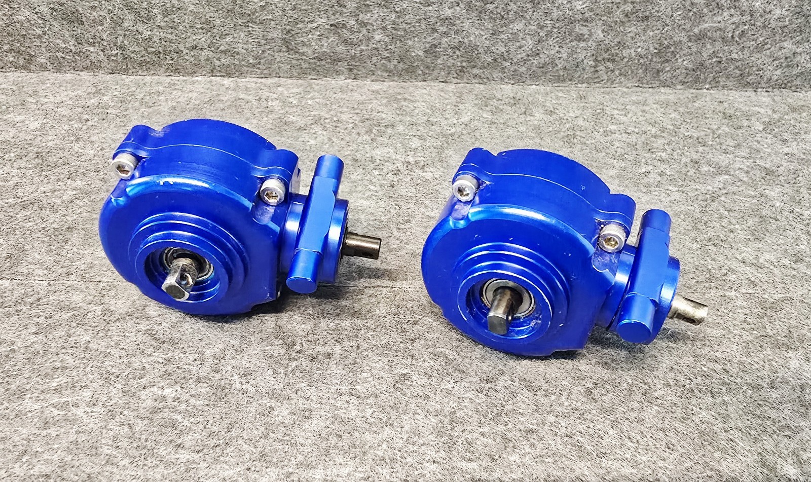 Supermaxx HCR T-Maxx 2.5 E-Maxx 3906 Blue Aluminum Differential Diff Cases RARE