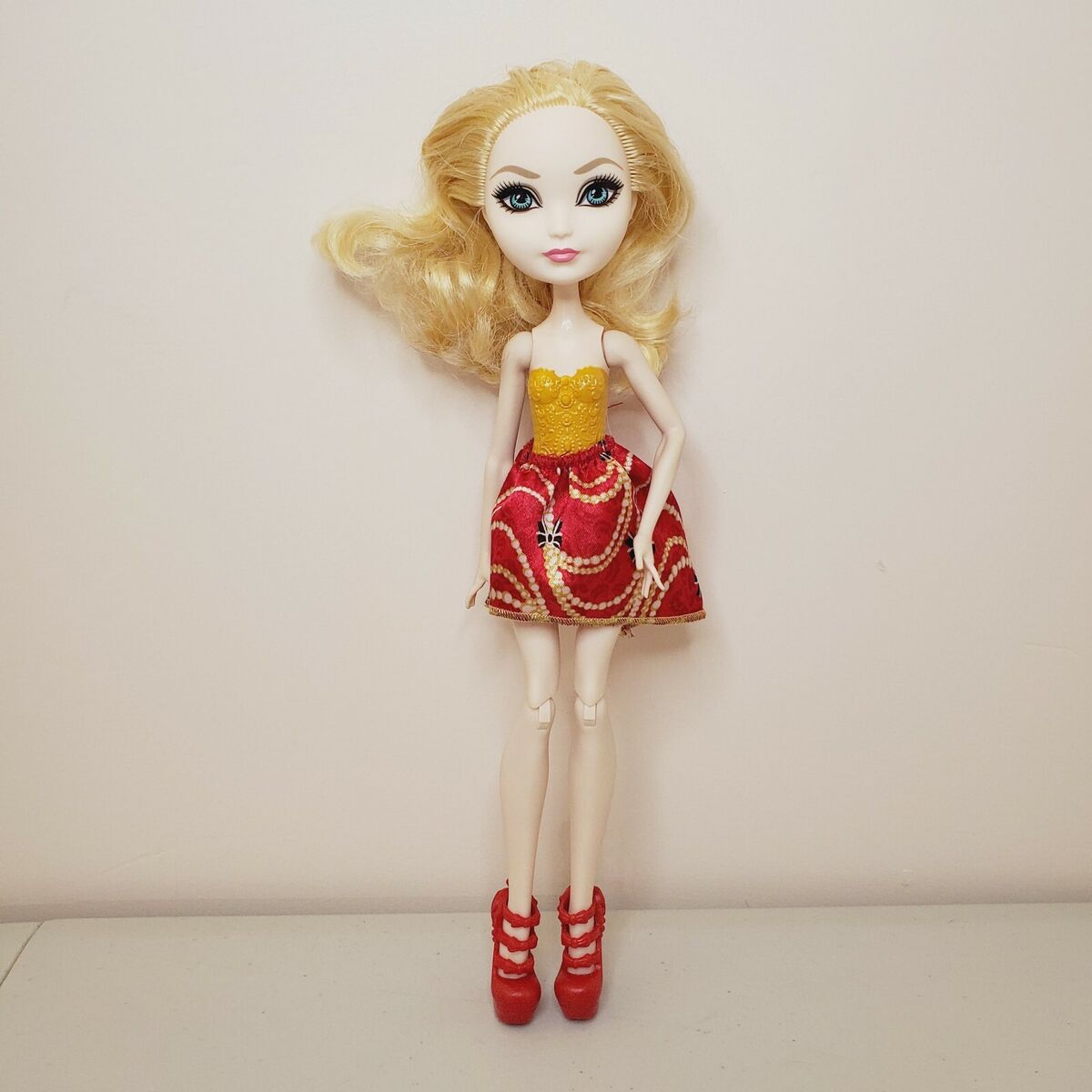 Ever After High Basic Budget Apple White Doll - Closed Mouth Wave 1 2015 -  Dress