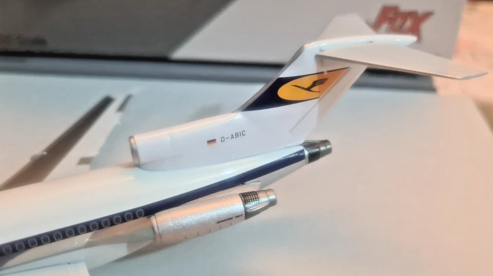 Lufthansa Retro B727-100  D-ABIC - Scala 1:200 Die Cast - JFox 200 - Immagine 3 di 4