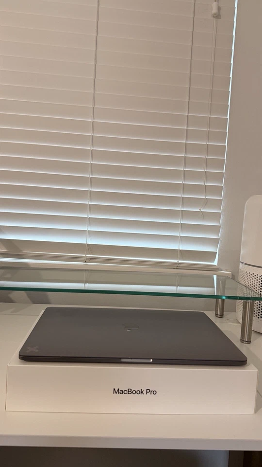 Apple Macbook Pro 2017 15-inch Laptop Core i7 16GB RAM 256GB SSD with Touchbar! - Image 2 of 4