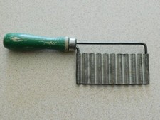 VINTAGE POTATO VEGETABLE CRINKLE CUTTER WOODEN GREEN