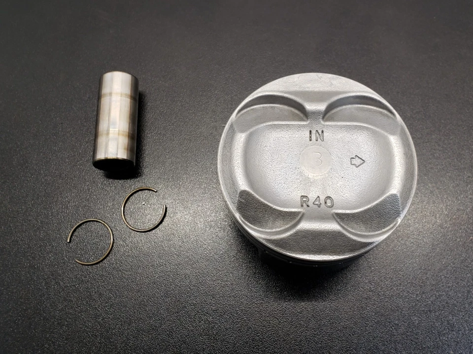 Комплект поршней 2010 - 2011 Honda CR-V K24 B OEM 13020-R40-A00 - Изображение 3 из 4