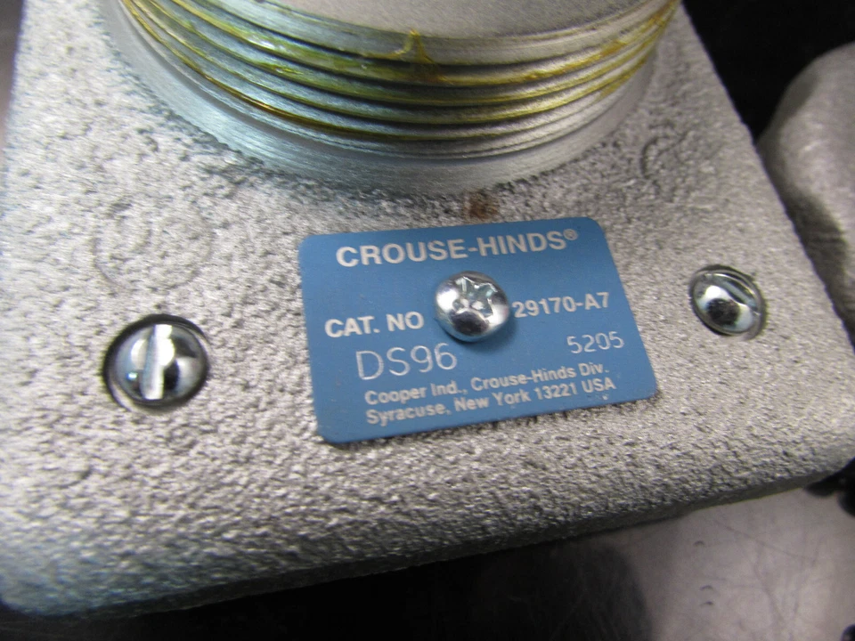 NEW COOPER CROUSE-HINDS DS96 COVER W/ SINGLE 15 A,125V, 3 POLE, RECEPTACLE - Image 2 of 4