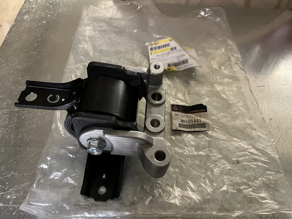 MN101441 Mitsubishi OEM Genuine BRACKET, ENG FR MOUNTING - Image 4 of 4