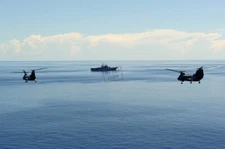 US Navy USN amphibious assault ship USS Essex (LHD 2) CH-46E D1 8X12 PHOTOGRAPH