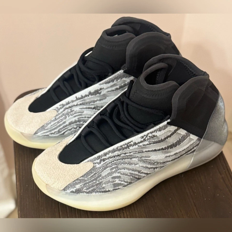 Adidas Yeezy QNTM YZY Estilo de Vida Modelo Tenis Modelo Q46473 Foto 2 de 4