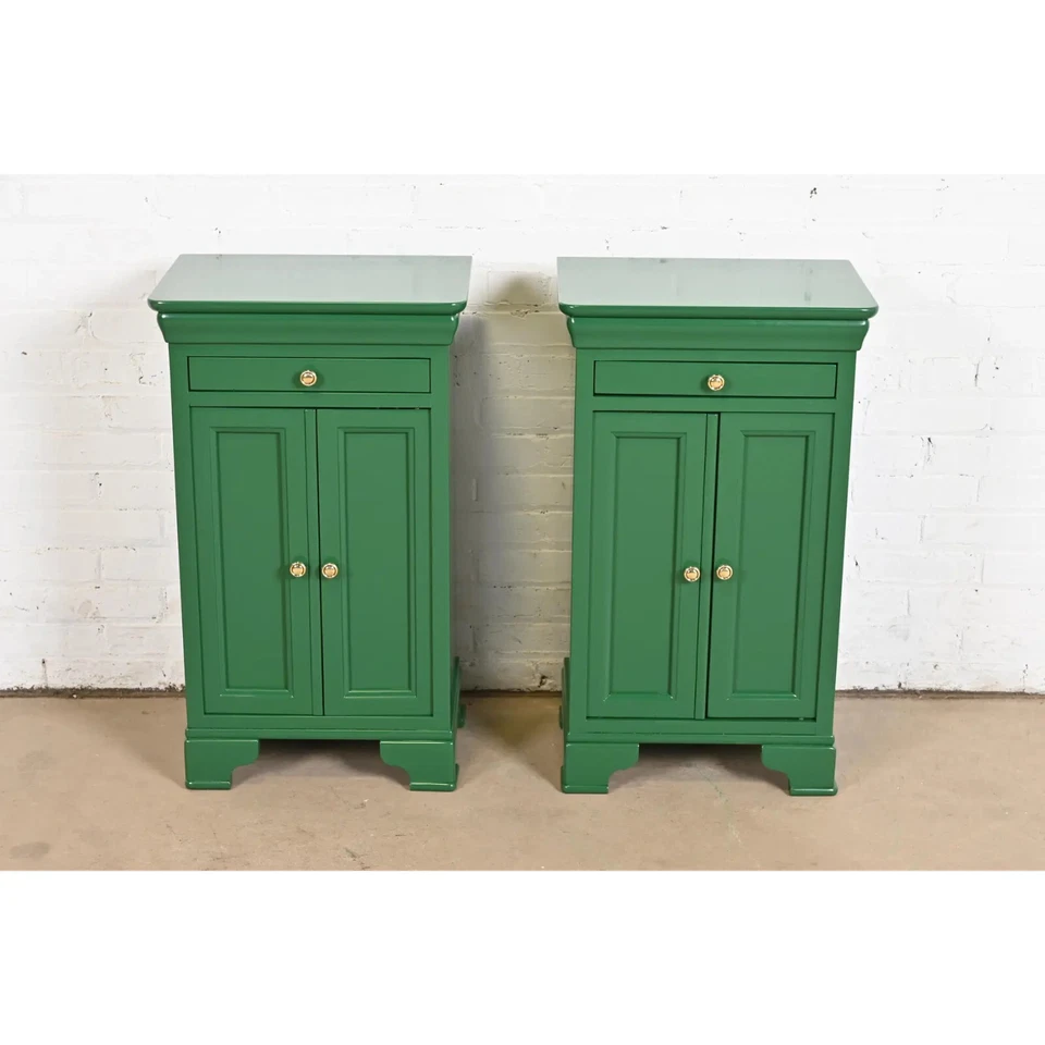 Mesitas de noche lacadas verdes Grange French Louis Philippe, recién acabadas Foto 2 de 4