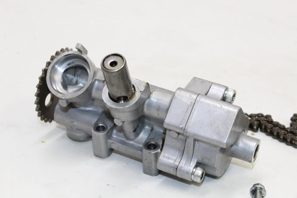 Bomba de aceite del motor Suzuki GSXR750 2006-07 16400-01H00 FABRICANTE DE EQUIPOS ORIGINALES Foto 3 de 4