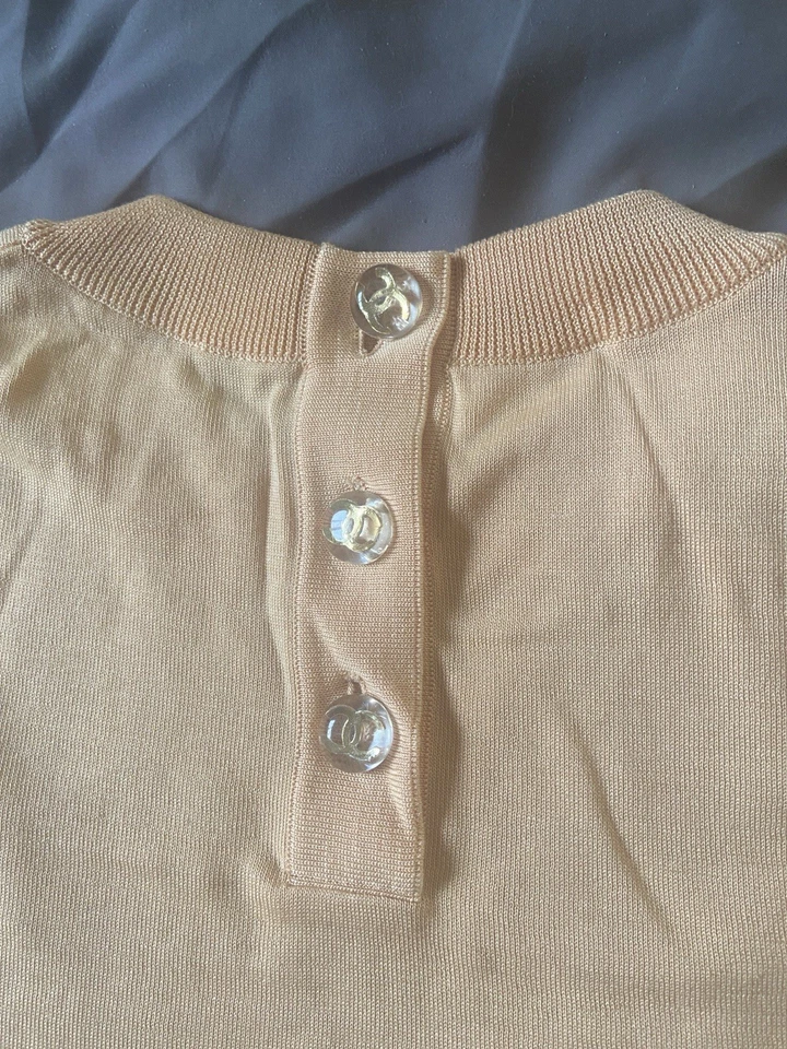 Top continente vintage Chanel color melocotón manga corta con tres botones CC. Foto 2 de 4