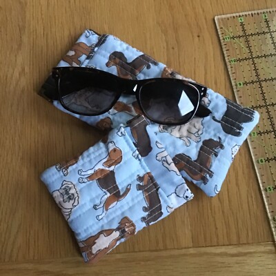 Handgefertigte gesteppte gepolsterte Brille + Spardose Etui Kuss Druckknopfverschluss Hund  