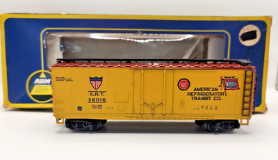 AHM HO Scale 40' Steel Reefer Car ''American Refrigerator Transit'' #36016 VGC