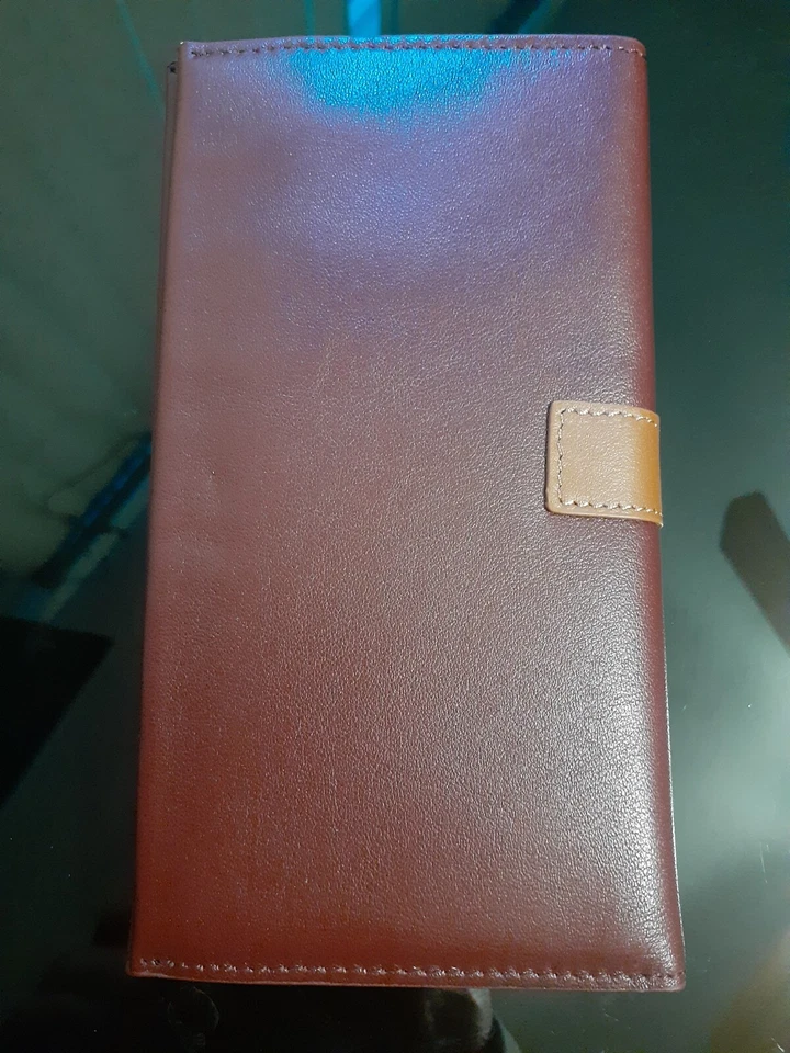 Estuche tipo billetera de cuero de Baseus Foto 2 de 4