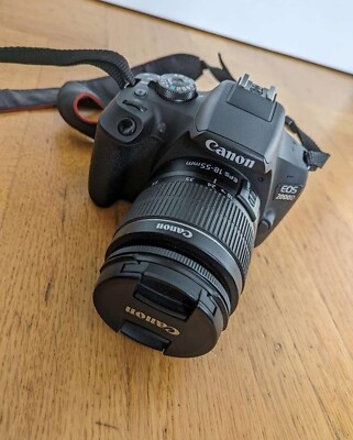 Canon EOS 2000D Digitale Spiegelreflexkamera mit Objektiv EF-S 18-55mm + Zubehör