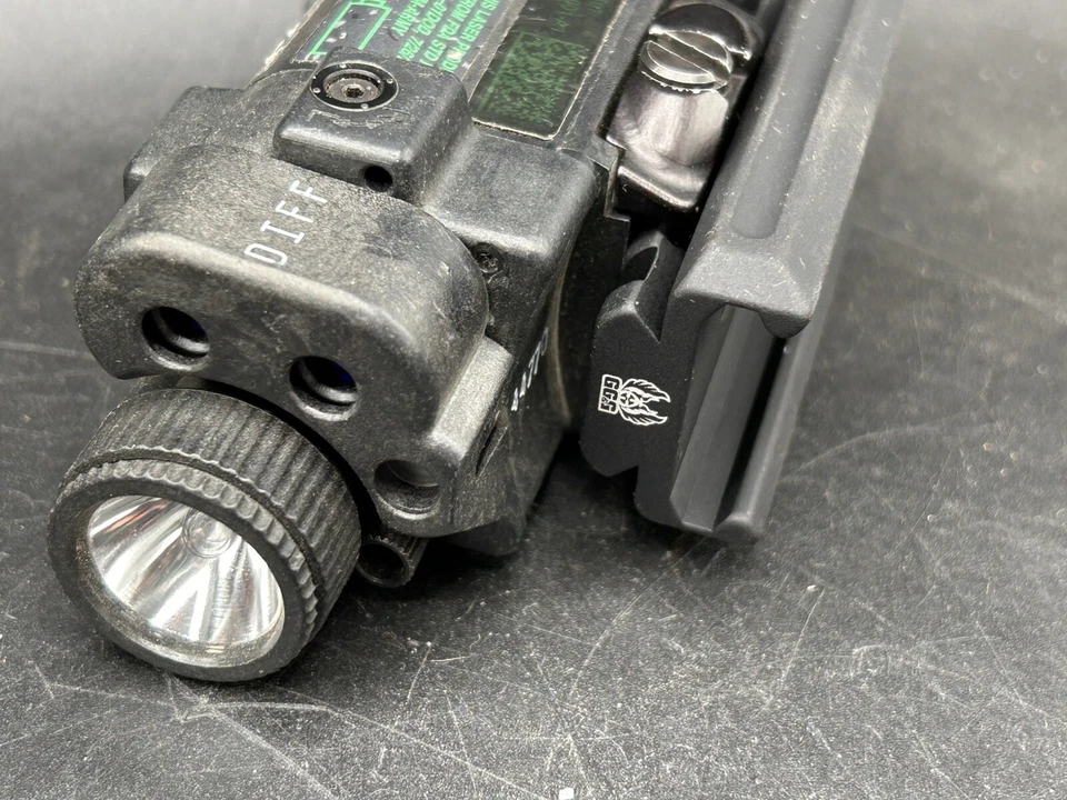 Laser infravermelho/visível integrado AN/PEQ-14, iluminador infravermelho H&K Mk23 e montagem - Imagem 4 de 4