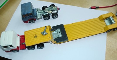 Alter SIKU Autotransporter 2125 W-Germany 2 Zugmaschinen bespielt mit Abplatzern