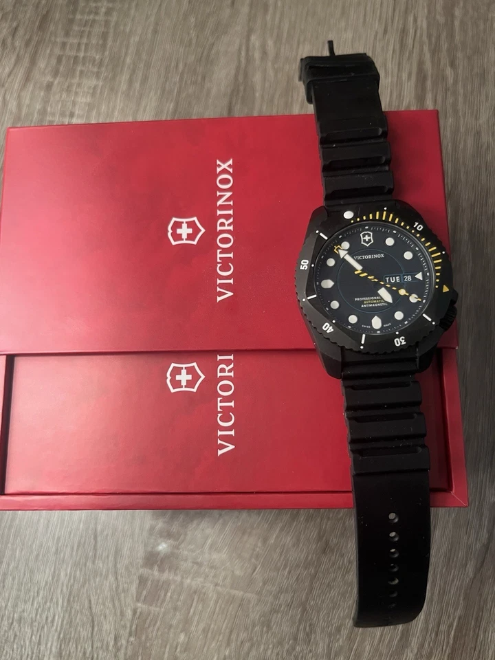 Reloj para hombre Victorinox Dive Pro automático titanio esfera negra Foto 2 de 4