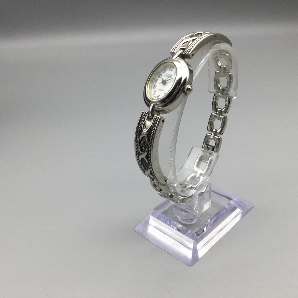 Reloj Mujer Gloria Vanderbilt 20mm Marcasita Tono Plata Ovalado Batería Nueva 7.25" Foto 4 de 4
